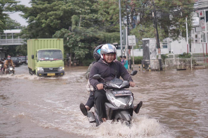 Melintasi banjir pakai motor, Apakah aki motor matic yang posisinya di dek tidak akan kemasukan air?