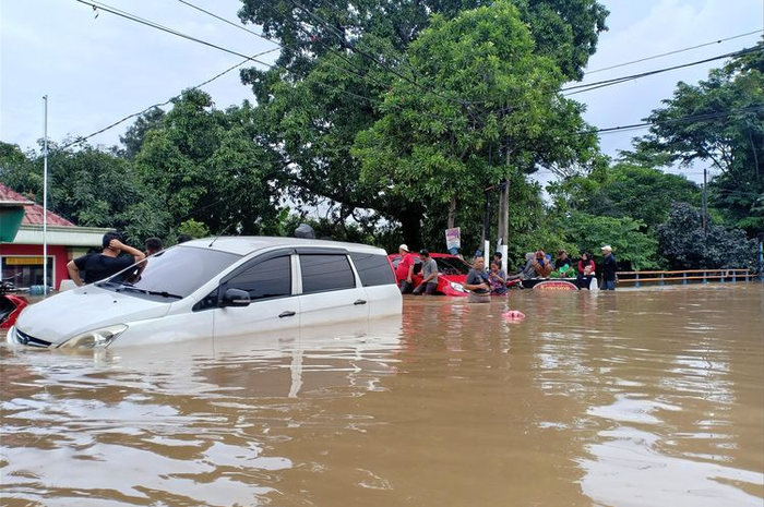 Banjir Jakarta 01/01/2019 menganyutkan beberapa mobil. 