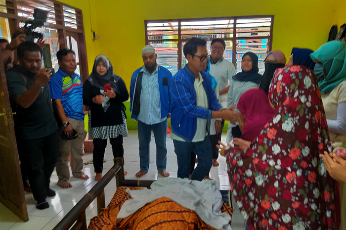 Eko Patrio saat melayat korban akibat banjir di Kelurahan Bidara Cina, Jakarta Timur, Jumat (3/1/2020).