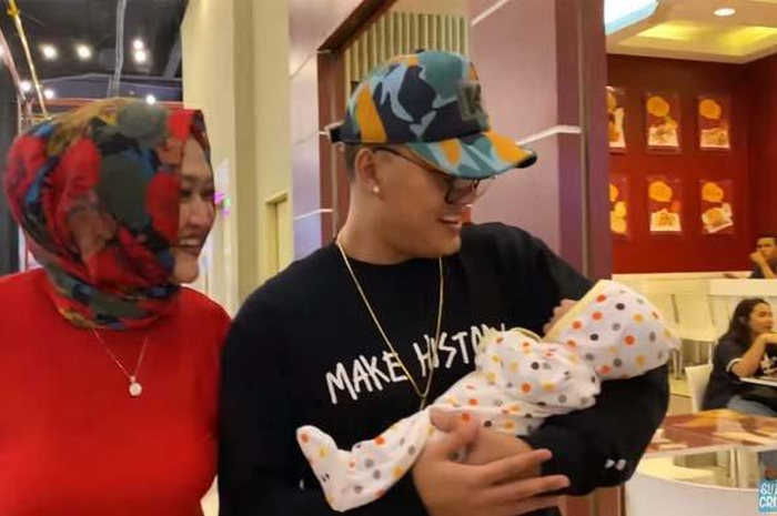 Lina bersama putra sulung dan bungsunya