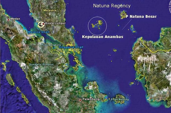 Natuna memiliki sebuah pantai di daerah Klarik yang menyimpan banyak artefak, khususnya wadah dari porselain atau keramik.