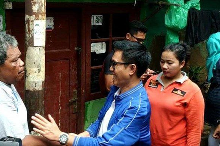 Eko Patrio saat sambangi korban banjir di Jakarta