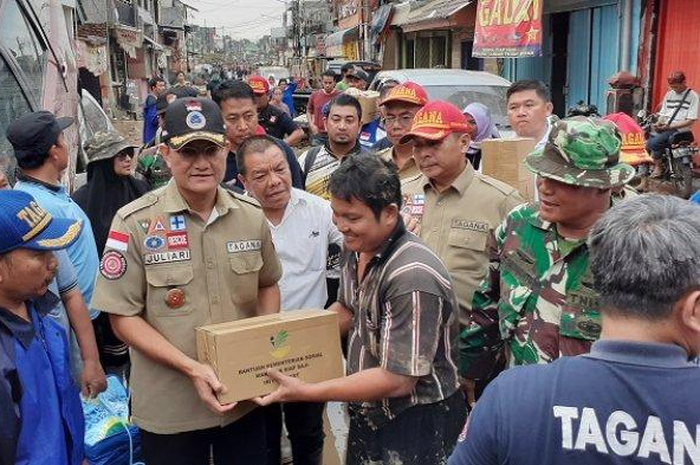 Menteri Sosial Juliari Batubara meninjau lokasi terdampak banjir di Perumahan Pondok Gede Permai, Kelurahan Jatirasa, Kecamatan Jatiasih, Kota Bekasi, Kamis (2/1/2020).