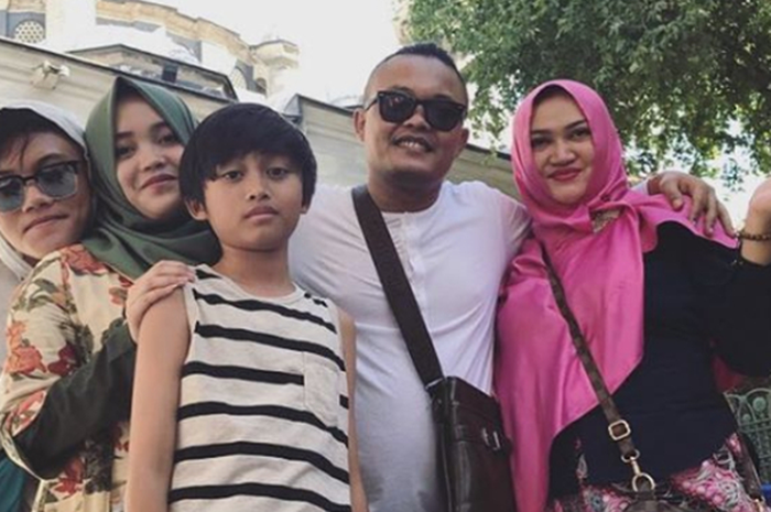 Yang Terlihat Hanya Sule Dan Anak-anaknya, Ternyata Suami Sah Lina Berada di Tempat Ini Saat Pemakaman Istrinya!