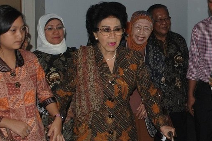 Mien Sugandhi wafat dalam usia 85 tahun. Mien menjabat sebagai Menteri Urusan Peranan Wanita di era Presiden Soeharto, yaitu selama 1993 hingga 1998. 