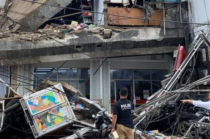 Gedung roboh di Jalan Brigjen Katamso, Kota Bambu Selatan, Palmerah, Jakarta Barat, Senin (6/1/2020) pagi. 