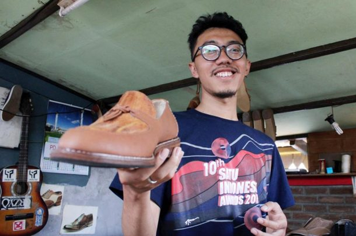 Mereka, umumnya, membahas material yang dipakai Nurman untuk membuat sepatu, yakni kulit ceker ayam.