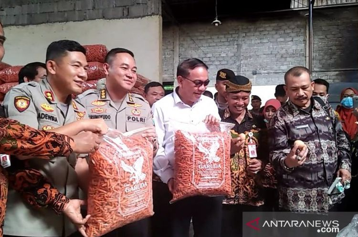 Pabrik kue kering ini digerebek polisi karena gunakan telur busuk dalam adonannya. Hati-hati! Jangan-jangan Anda pernah memakannya.