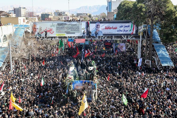Warga Iran berdatangan di sekeliling mobil yang membawa jenazah Jenderal Qasem Soleimani.