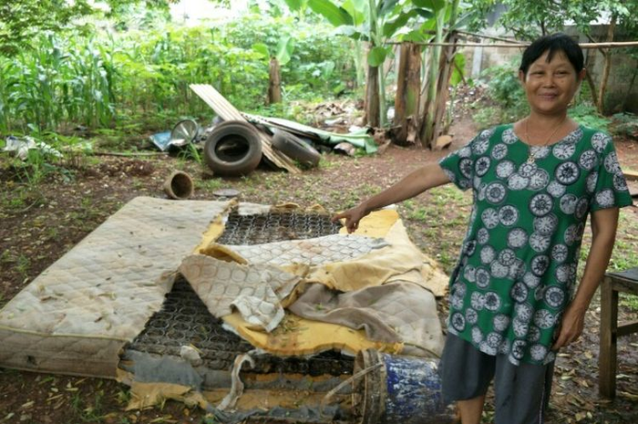 Sebelum tertangkap, ular sepanjang sekitar 3,5 meter tersebut diperkirakan terjebak di dalam tempat tidurnya selama berhari-hari.