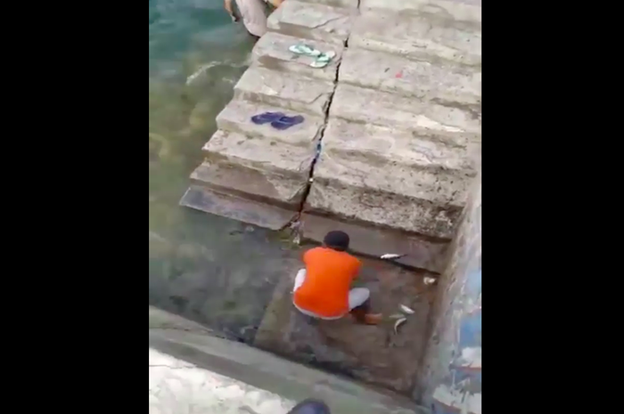 Ikan di pinggir pantai Gorontalo.