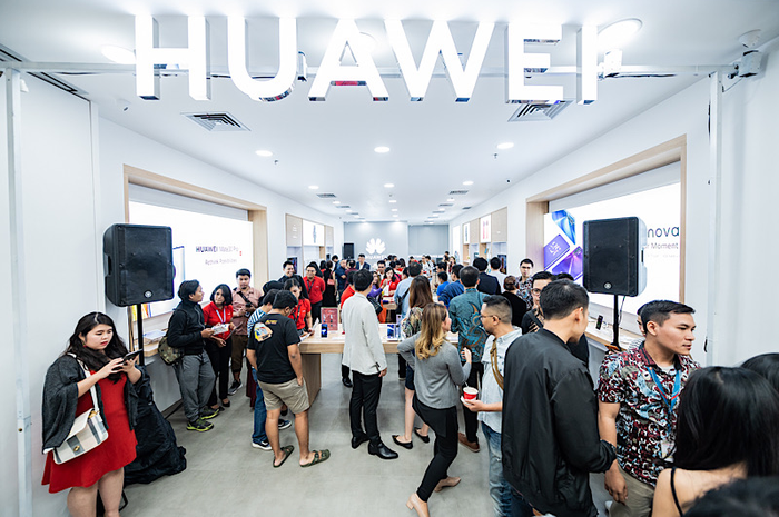 Suasana gerai resmi Huawei