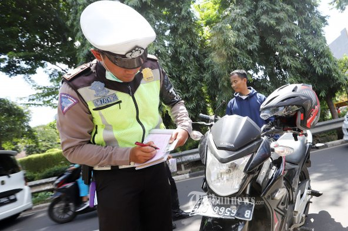 Penggunaan lampu motor di siang hari wajib dilakukan pengendara motor.