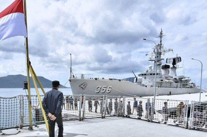 Presiden Joko Widodo meninjau kesiapan kapal perang KRI Usman Harun di Puslabuh TNI AL di Selat Lampa, Natuna, Rabu (8/1/2020). Selain itu Jokowi juga mengadakan silaturahmi dengan para nelayan di Sentra Kelautan Perikanan Terpadu (SKPT) Selat Lampa Natuna. 