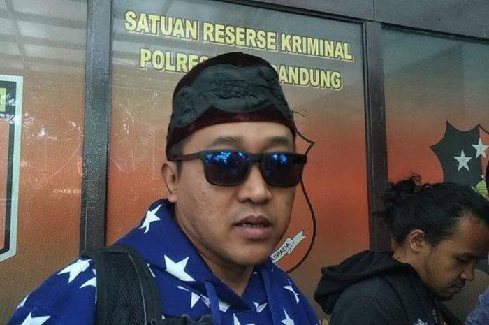 Teddy Pardiyana suami almarhumah Lina Jubaedah mantan istri Sule, kembali memenuhi panggilan penyidik Satreskrim Polrestabes Bandung di Jalan Jawa, Jumat (10/1/2020). 