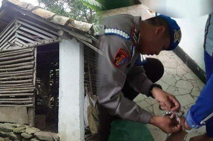 Seorang bocah berhasil kabur setelah disekap oleh ayah kandungnya dan ibu tirinya di kandang ayam. Simak selengkapnya di sini.