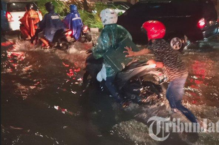 Bikers Jangan Lupa Siapin Jas Hujan, BMKG Sebut Potensi Cuaca Ekstrem di Beberapa Wilayah Ini, Waspada Banjir!