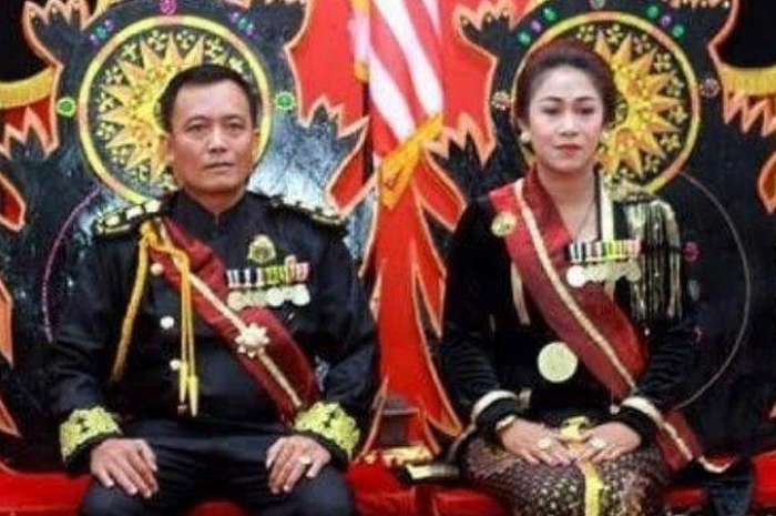 Raja Totok Santoso Hadiningrat (42) dan Kanjeng Ratu Dyah Gitarja (41) , pemimpin Keraton Agung Sejagad 