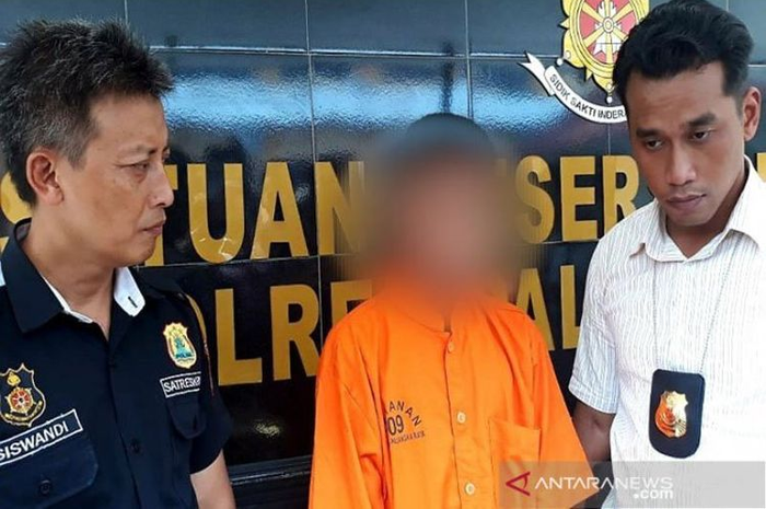 Kepolisian Resor Kota Palangkaraya, Kalimantan Tengah, menangkap seorang pria yang diduga melakukan penipuan berkedok pindah agama.