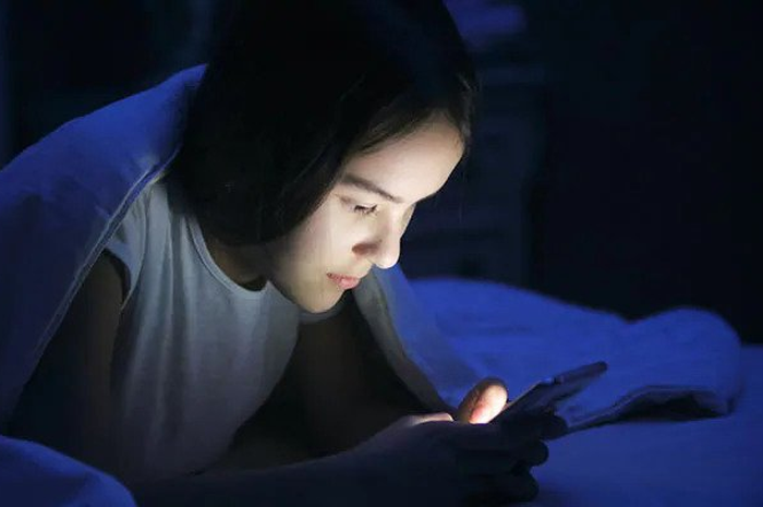 Ilustrasi main hape sebelum tidur