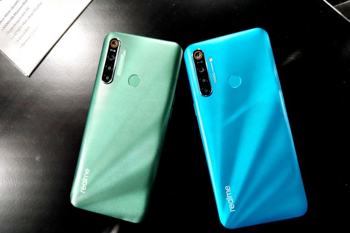 realme 5i warna Forest Green dan Ocean Blue