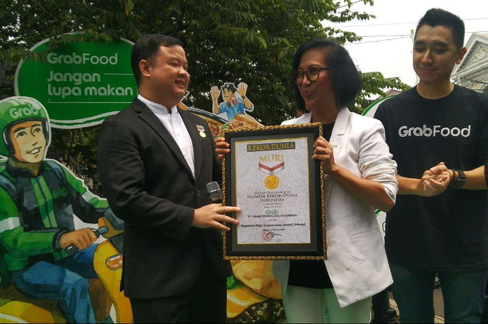 Penyerahan rekor MURI kepada Grab berkat program JanganLupaMakan yang mengirimkan 10.000 paket makanan serempak di 5 kota Indonesia