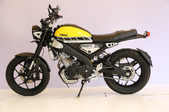 Tampak samping Yamaha XSR 155 pemenang kelas Yamaha Heritage Built Bekasi, pakai livery spesial Yamaha 60th Anniversary