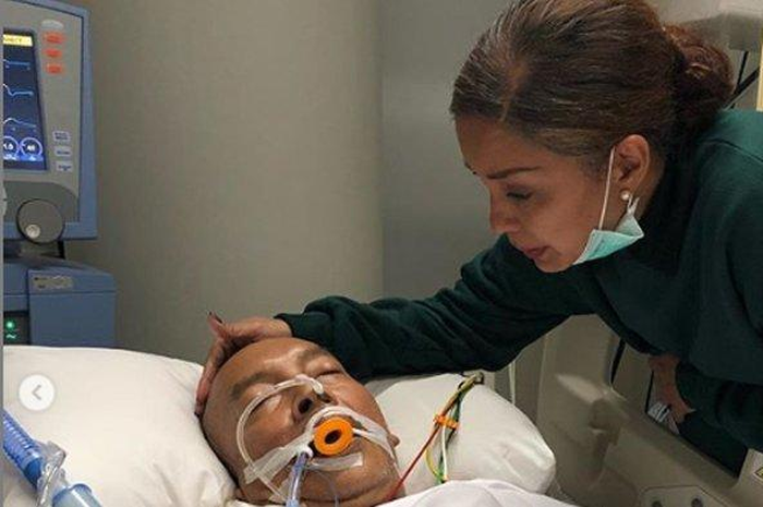 Soraya Haque setia mendampingi suami yang tengah terbaring sakit