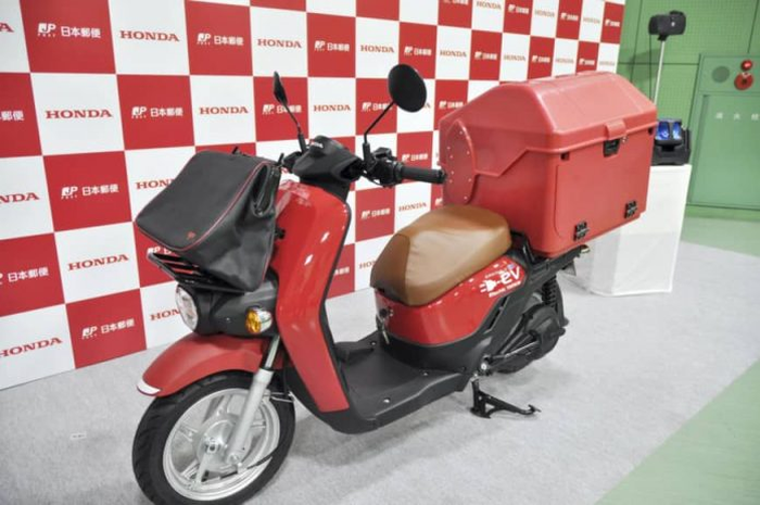 Honda Benly-E siap dipakai petugas kantor pos di Jepang