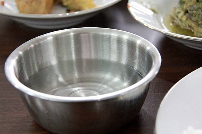 Mulai dari es teh seharga 80 ribu hingga air kobokan 50 Ribu, warung makan viral ini membuat pelanggannya kelabakan saat membayar.