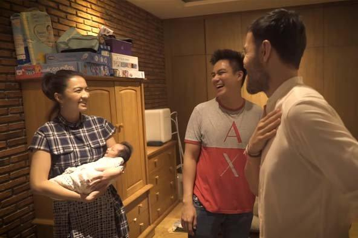 Raline Shah gendong Kiano Tiger Wong