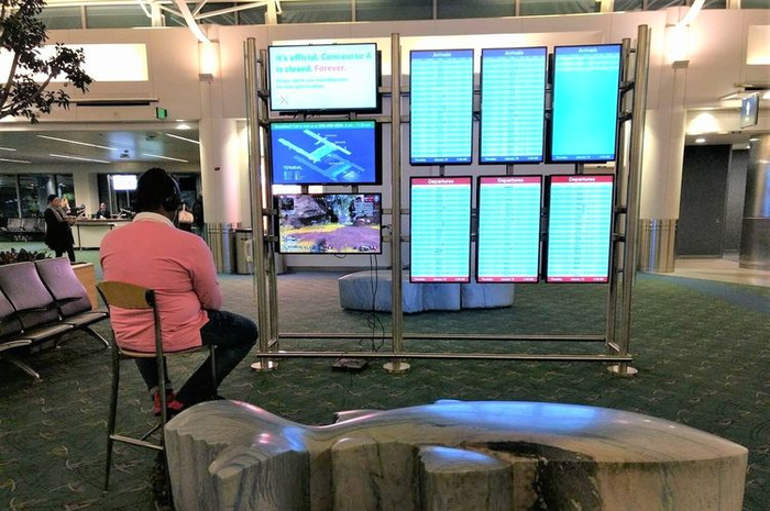 Gamer main game di Bandara