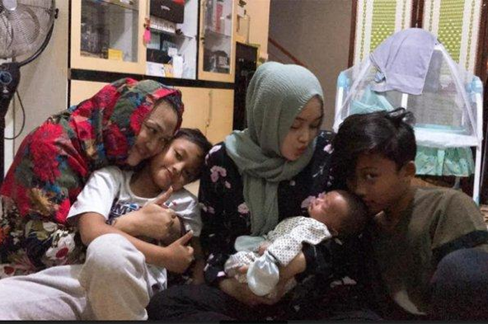 Putri Delina saat menggendong adik perempuannya ditemani almarhumam Lina Juabedah.