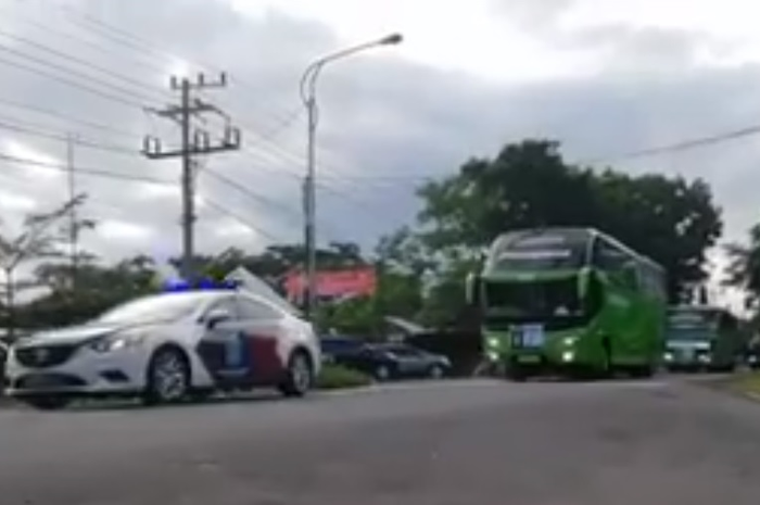 Pengawalan oleh polisi terhadap konvoi bis wisata