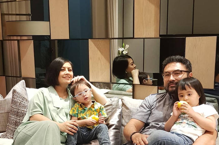 Surya Saputra, Cynthia Lamusu dan kedua anak mereka