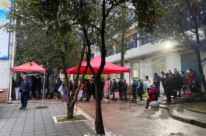 Warga Wuhan mengantri didepan klinik usai dikabarkan tentang wabah virus corona