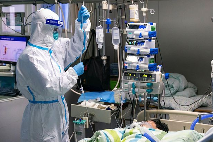 Pria yang berasal dari keluarga Huang tersebut awalnya pergi ke rumah sakit karena sakit kepala, pusing, dan kondisi badan yang lemah.