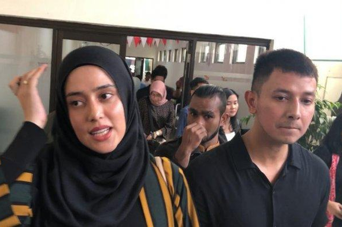 Fairuz A Rafiq dan Sonny Septian saat tiba di Pengadilan Negeri Jakarta Selatan untuk menjadi saksi kasus ‘Ikan Asin’, Senin (27/1/2020) 