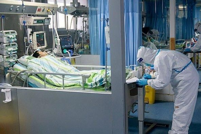Pekerja medis sedang merawat pasien terjangkit virus corona