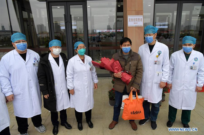 Staf kesehatan Rumah Sakit Afiliasi Pertama Universitas Nanchang mengantar kepulangan pasien pertama yang sembuh dari virus corona di Jiangxi, China, Senin (27/1/2020). 