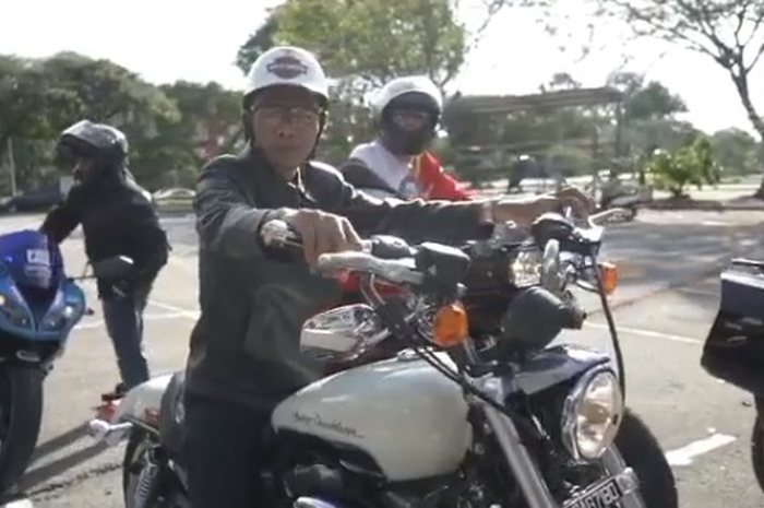 Ustadz Abdul Somad naik moge keliling kota di Brunei Darussalam