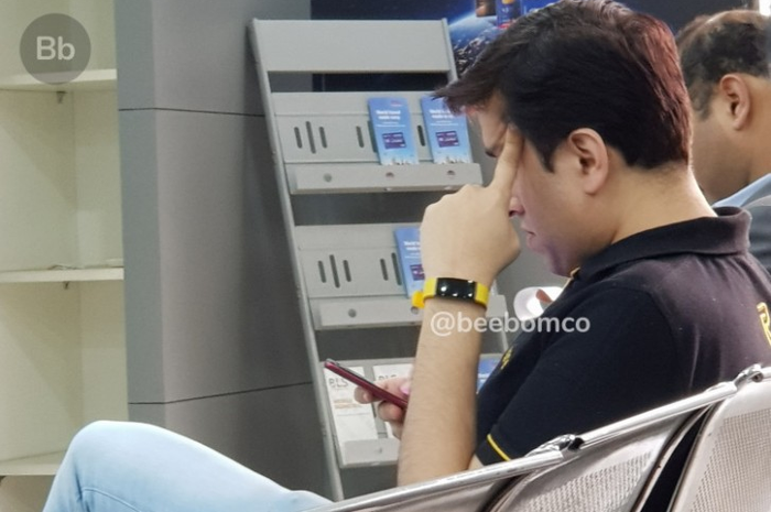 CEO Realme, Madhav Seth kedapatan sedang memakai Realme Fitness Band