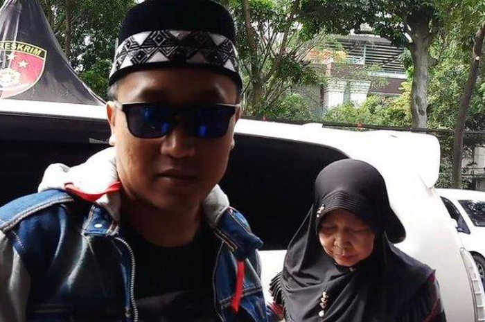  Teddy Pardiyana turut membawa bayinya yang masih berusia dua bulan yakni Bintang, ke lokasi pengumuman hasil autopsi jenazah Lina Jubaedah. 