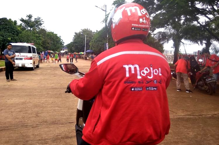 Salah satu driver MOOJOL menaiki sepeda motornya di Jakarta, Minggu (2/2/2020).