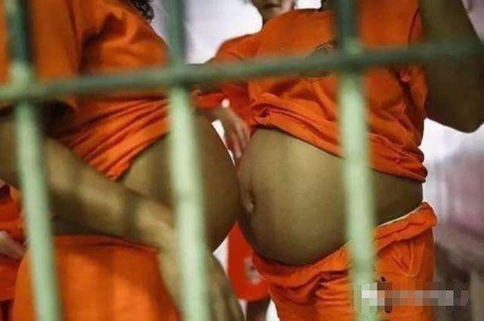 Karena kejanggalan itu, akhirnya tes DNA pun dilakukan untuk mengungkap siapa ayah dari bayi dalam kandungan para tahanan.