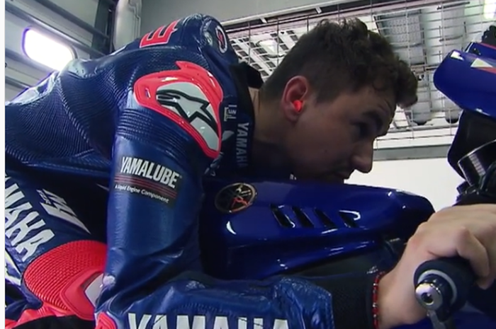 Jorge Lorenzo jajal Yamaha YZR-M1 terbaru, saking semangatnya sampai pasang nomor start sendiri