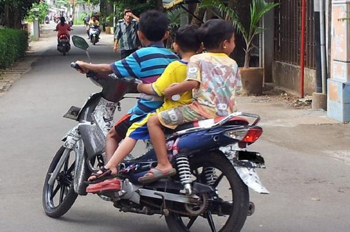 para orang tua yang mengizinkan anaknya mengendarai motor sendiri