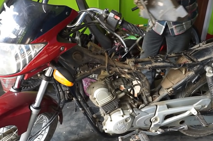 Proses konversi Yamaha Saluto dijadikan motor listrik.