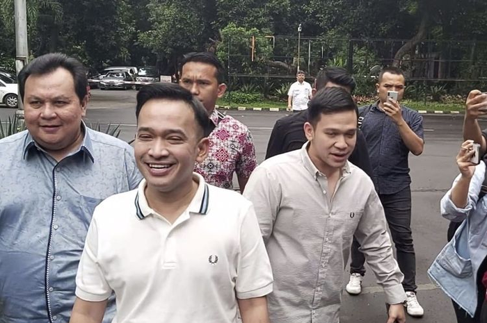 Ruben Onsu bersama adiknya, Jordi Onsu serta kuasa hukum, Minola Sebayang saat ditemui di Ditkrimsus Polda Metro Jaya, Jakarta Selatan, Kamis untuk menjalani pemeriksaan sebagai saksi pelapor terkait kasus isu pesugihan yang menimpa Geprek Bensu, Kamis (6/2/2020).