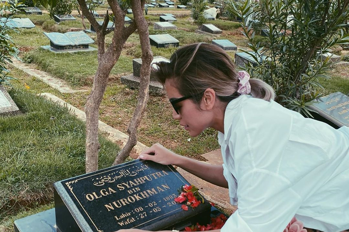 Jessica Iskandar ziarah makam mendiang Olga Syahputra